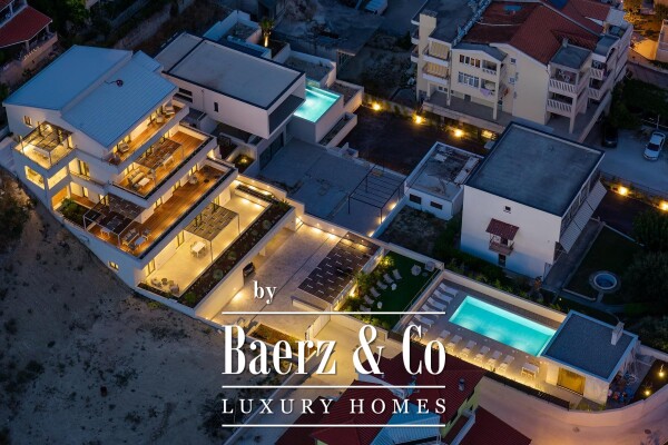 photo 5 Omiš, luxurious residential building with a swimming pool and a beautiful view of the sea