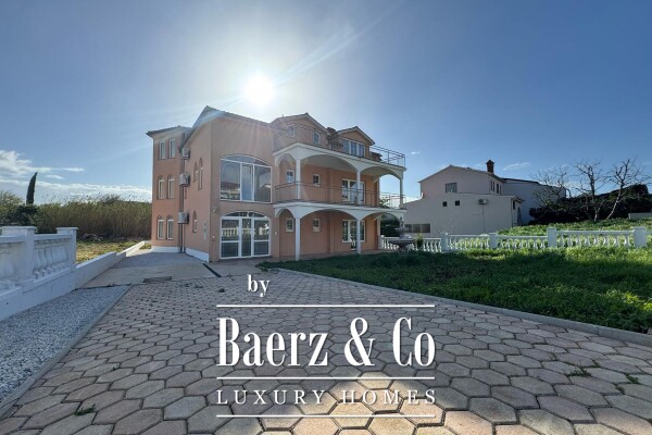 photo 3 Fažana, Valbandon, luxurious villa with three residential units, NKP 360 m2