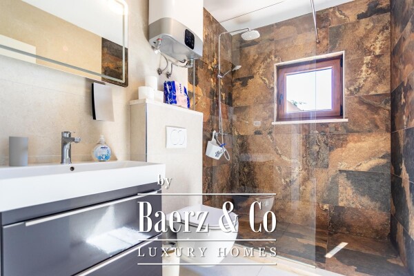 photo 10 Omiš, Stanići, a beautiful house with a sea view, total living area of 160 m² on a land plot of 2546