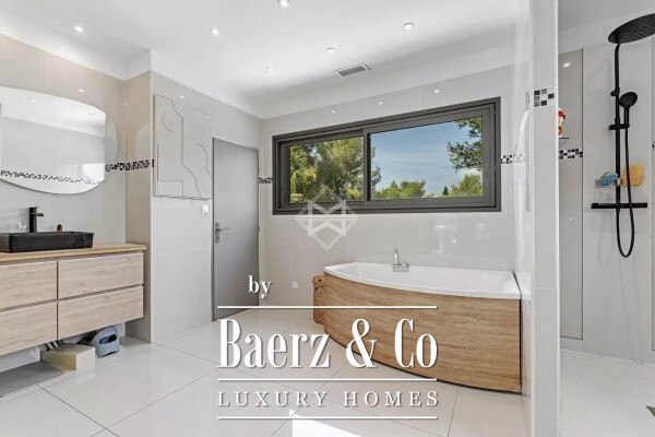 photo 16 Exceptional Villa in a Natural Setting Between Vineyards and Forest, Just 10 Minutes from the Beaches