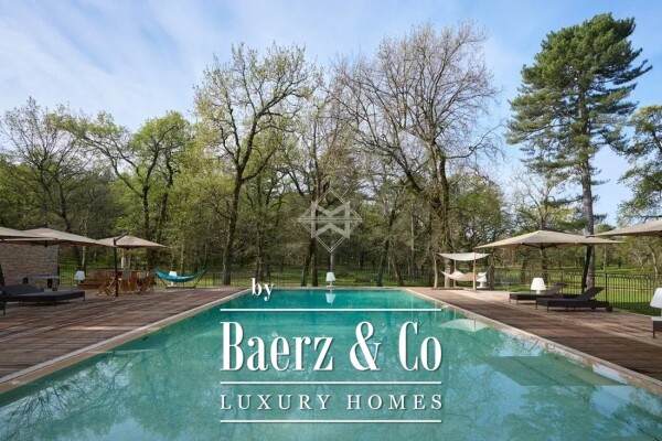 photo 3 Elegant private mansion in the heart of a vast estate