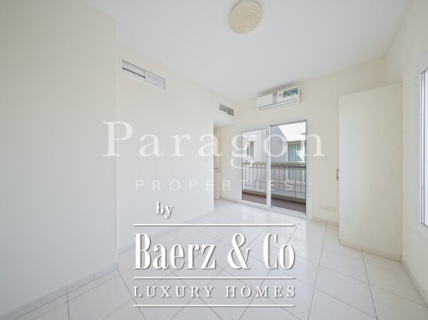 photo 3 Great Condition | Vacant | Close to Pool and Park