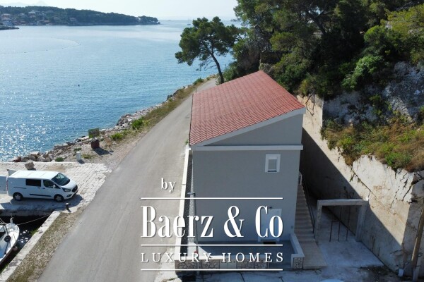 photo 8 Brač, Selca, house with four apartments first row to the sea