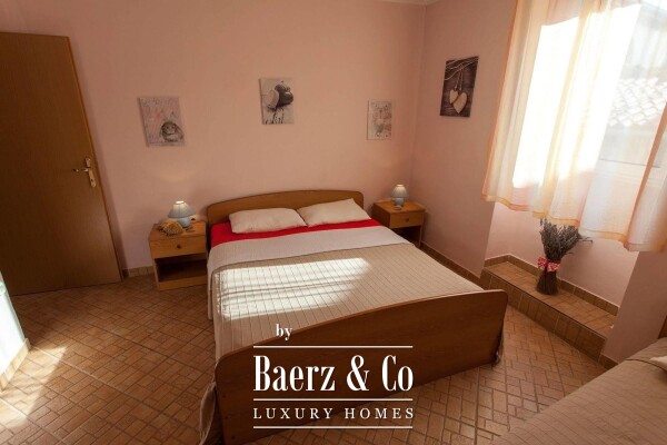 photo 4 Cres, house with a restaurant, apartments and private parking - 200 m from the sea