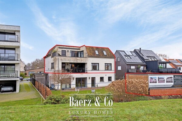 photo 2 Uitzonderlijke Duplex met zicht op kanaal, garage, carport en ruime (wijn)kelder!